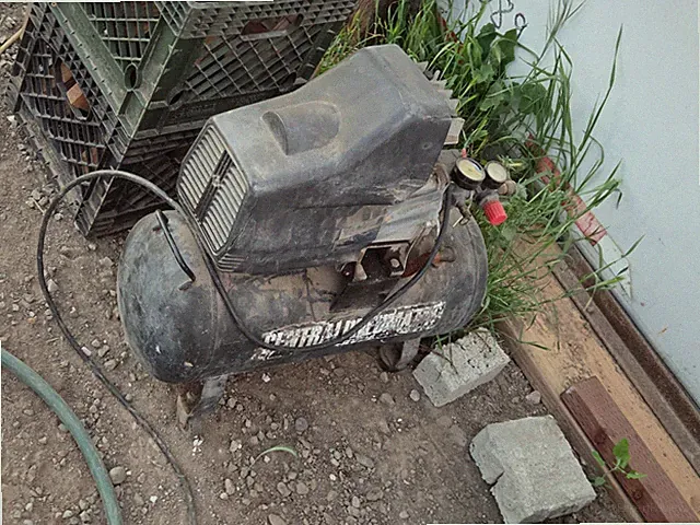 Central Pneumatic 2 Horsepower 8-Gal 125 PSi Cast Iron Air Compressor